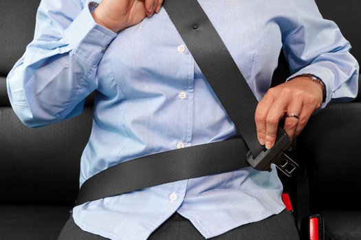 Sicherheitsgurt im Auto sieht beim Fahrer anders aus - aus einem bestimmten  Grund