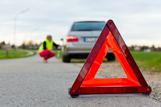 Warnwestenpflicht in Deutschland?: Sicher im Auto verstaut: Verbandskasten  und Warndreieck - Video - FOCUS online